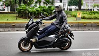 T-Mode memiliki karakter berkendara yang lebih smooth, sementara S-Mode membuat feeling akselerasi berkendara jadi lebih agresif. Adapun ketika pengguna memindah mode dari T ke S saat sedang berkendara konstan, maka rpm motor akan naik 500-1.000 rpm.  