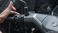 Sebagai informasi, Yamaha Nmax Turbo memiliki dua pilihan berkendara, yaitu T-Mode dan S-Mode yang dapat dioperasikan dengan menekan tombol Mode yang terletak pada bagian depan stang kemudi kiri.  