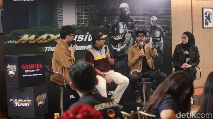 Saling Kupas Fitur Canggih Yamaha Nmax Turbo Brand & Promotion Supervisor PT Yamaha Indonesia Motor Mfg. (YIMM), Dimas Syafar; Automotive enthusiast Alitt Susanto; dan Branding & Promotion Manager PT Yamaha Indonesia Motor Mfg. (YIMM) Erica Puspasari mengupas kecanggihan Yamaha Nmax Turbo dalam sharing session 'Riding Premium Bareng Yamaha Nmax' di Aroem Resto & Cafe Jakarta, Gambir, Minggu (13/7/2025).