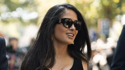 Rahasia Awet Muda dan Glowing Salma Hayek di Usia 60 Tahun