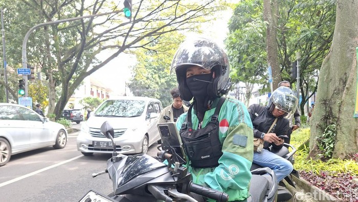 Sandy (20) driver ojol yang ketiban rejeki saat MPLS hari pertama
