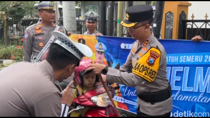 Satlantas Trenggalek bagi-bagi helm gratis saat operasi patuh semeru