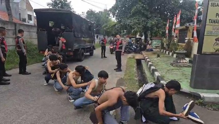 Sebanyak 14 siswa SMK diamankan polisi karena diduga hendak tawuran di Jl Sholeh Iskandar (Sholis), Tanahsareal, Kota Bogor. (dok. Polsek Tanahsareal)