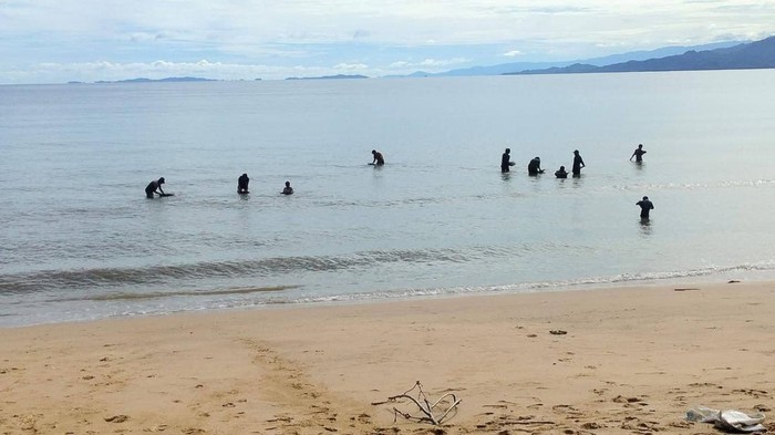 Sejumlah warga mendulang emas di Pantai Tinabogan.