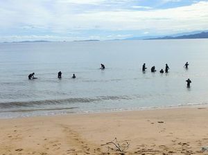 Viral Warga di Tolitoli Berburu Emas di Pantai Tinabogan