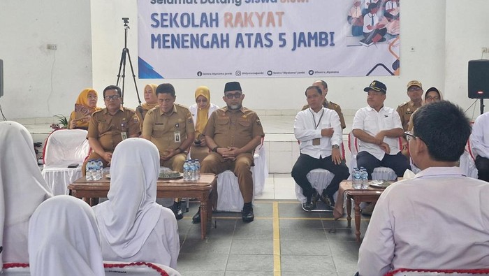 Sekda Jambi saat membuka Sekolah Rakyat.