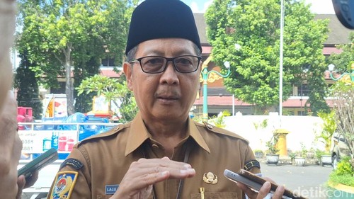Sekda Kota Mataram Lalu Alwan Basri saat diwawancarai Senin (14/7/2025). (Nathea Citra/detikBali)