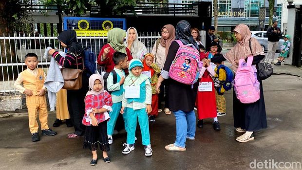 Anak-anak SD menyambut gembira hari pertama masuk sekolah di Bandung.