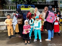 Keseruan Bocah Sambut Hari Pertama Sekolah di SDN 0001 Merdeka