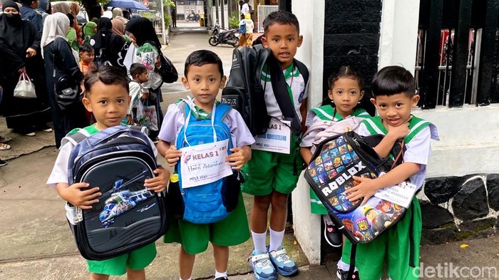 Anak-anak SD menyambut gembira hari pertama masuk sekolah di Bandung.