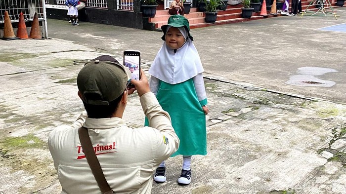 Anak-anak SD menyambut gembira hari pertama masuk sekolah di Bandung.