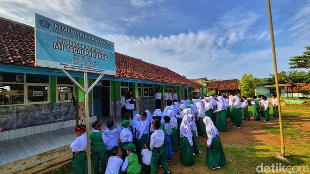 Suasana hari pertama sekolah di MI Tegal Panjang Sukabumi. Ortu berebut bangku hingga menyimpan tas.