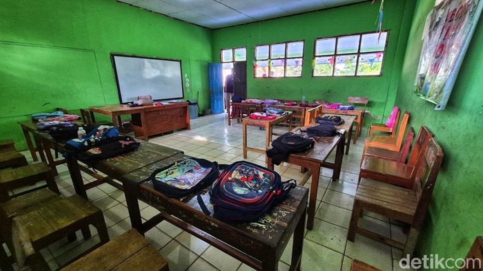 Suasana hari pertama sekolah di MI Tegal Panjang Sukabumi. Ortu berebut bangku hingga menyimpan tas.