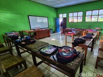 Momen Rebutan Bangku, Tas Sudah Duduk Manis Kala Anak Masih Baris