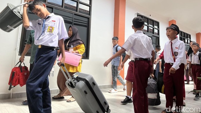 Para siswa memasuki asrama di Sekolah Rakyat Menengah Pertama 2 Medan