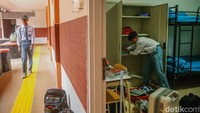Siswa mulai beraktivitas di kamar Sekolah Rakyat, Bekasi, pada Senin (14/7/2025). Sekolah ini menggunakan konsep boarding school atau asrama.  