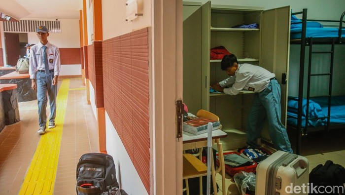 Siswa mulai beraktivitas di kamar Sekolah Rakyat, Bekasi, pada Senin (14/7/2025). Sekolah ini menggunakan konsep boarding school atau asrama.