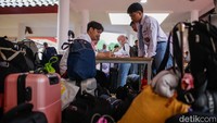 Hari ini, 180 pelajar tingkat SMA resmi menempati Sekolah Rakyat tersebut. Mereka datang dengan membawa perlengkapan pribadi.  