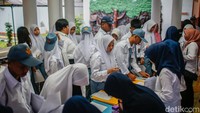Anak-anak yang bersekolah di sini mendapatkan fasilitas lengkap. Mulai dari makanan, sarana belajar, hingga kebutuhan dasar lainnya tanpa biaya.  