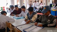 Sebelum masuk ke asrama, para siswa melengkapi seluruh dokumen dan persyaratan. Mereka juga menjalani proses administrasi yang telah ditentukan.  