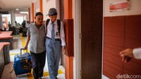 Mulai hari ini, para siswa tidak pulang ke rumah. Mereka hanya akan kembali ke rumah satu bulan sekali.  