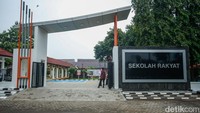 Fasilitas sekolah meliputi sembilan kelas dengan smartboard dan laptop, asrama putra-putri terpisah, laboratorium lengkap, lapangan olahraga, perpustakaan, mushola, hingga ruang OSIS. Gedung ini dulunya fasilitas Kementerian Sosial untuk penyandang disabilitas.  