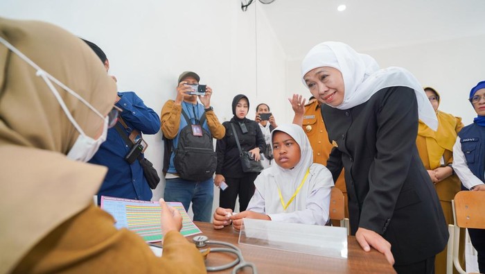 Senyum Khofifah mendampingi anak yang hendak bersekolah di salah satu sekolah rakyat di Jatim.