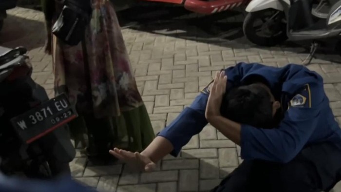 Seorang petugas Damkar membantu warga yang mengeluhkan dirinya diganggu ular gaib. Video ini viral di media sosial.