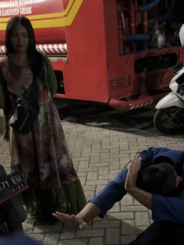 Seorang petugas Damkar membantu warga yang mengeluhkan dirinya diganggu ular gaib. Video ini viral di media sosial.