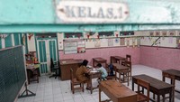 Seorang guru mendampingi satu-satunya siswa baru kelas 1 saat MPLS di SD Negeri Kauman 27 Solo, Senin (14/7/2025). ANTARA FOTO /MOHAMMAD AYUDHA
