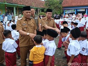 Wabup Tasik Sidak MPLS, Minta Orang Tua Tak Tunggui Anak di Sekolah