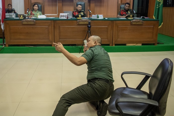Sidang lanjutan kasus penembakan polisi di Way Kanan Terdakwa kasus penembakan tiga polisi di Way Kanan, Lampung Kopral Dua Bazarsah memberikan keterangan di Pengadilan Militer I-04 Palembang, Sumatera Selatan, Senin (14/7/2025). Sidang tersebut beragendakan pemeriksaan keterangan terdakwa terkait kasus penembakan tiga orang anggota Polres Way Kanan di lokasi penggerebekan judi sabung ayam. ANTARA FOTO/Nova Wahyudi/YU