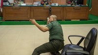 Terdakwa kasus penembakan tiga polisi di Way Kanan, Lampung Kopral Dua Bazarsah memberikan keterangan di Pengadilan Militer I-04 Palembang, Sumatera Selatan, Senin (14/7/2025). Foto: ANTARA FOTO/NOVA WAHYUDI