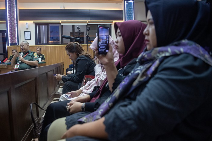 Terdakwa kasus penembakan tiga polisi di Way Kanan, Lampung Kopral Dua Bazarsah memberikan keterangan  di Pengadilan Militer I-04 Palembang, Sumatera Selatan, Senin (14/7/2025). Sidang tersebut beragendakan pemeriksaan keterangan terdakwa terkait kasus penembakan tiga orang anggota Polres Way Kanan di lokasi penggerebekan judi sabung ayam.  ANTARA FOTO/Nova Wahyudi/YU