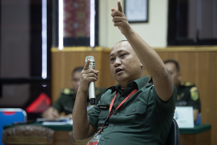 Sidang lanjutan kasus penembakan polisi di Way Kanan Terdakwa kasus penembakan tiga polisi di Way Kanan, Lampung Kopral Dua Bazarsah memberikan keterangan  di Pengadilan Militer I-04 Palembang, Sumatera Selatan, Senin (14/7/2025). Sidang tersebut beragendakan pemeriksaan keterangan terdakwa terkait kasus penembakan tiga orang anggota Polres Way Kanan di lokasi penggerebekan judi sabung ayam.  ANTARA FOTO/Nova Wahyudi/YU