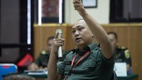Dalam persidangan tersebut, Bazarsah menceritakan dan memperagakan detik-detik ia menembak para korban saat penggerebekan gelanggang judi sabung ayam dan dadu koprok. Foto: ANTARA FOTO/NOVA WAHYUDI