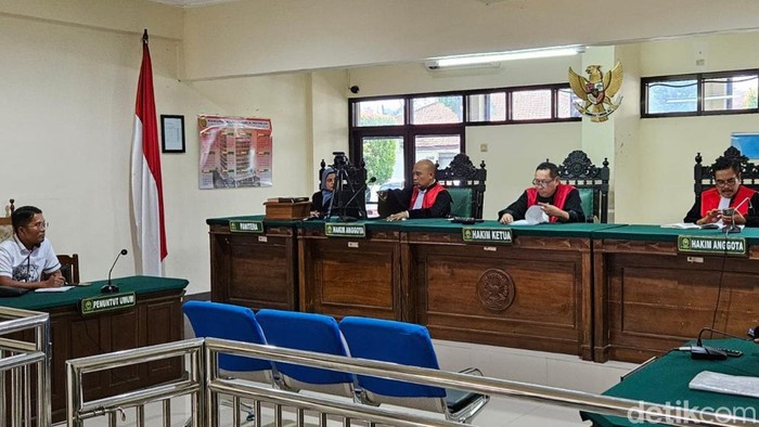 Suasana sidang agenda putusan gugatan eks petinggi Sritex, Iwan Kurniawan Lukminto dan Iwan Setiawan Lukminto di Pengadilan Negeri Niaga Semarang, Kota Semarang, Senin (14/7/2025).