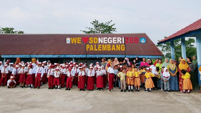Siswa SD Negeri 200 Palembang di hari pertama masuk sekolah.
