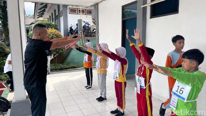 Siswa SMRP 13 Banyumas menjalani tes kebugaran pada hari pertama Masa Pengenalan Lingkungan Sekolah di Sentra Satria Baturraden, Kementerian Sosial, Senin (14/7/2025).