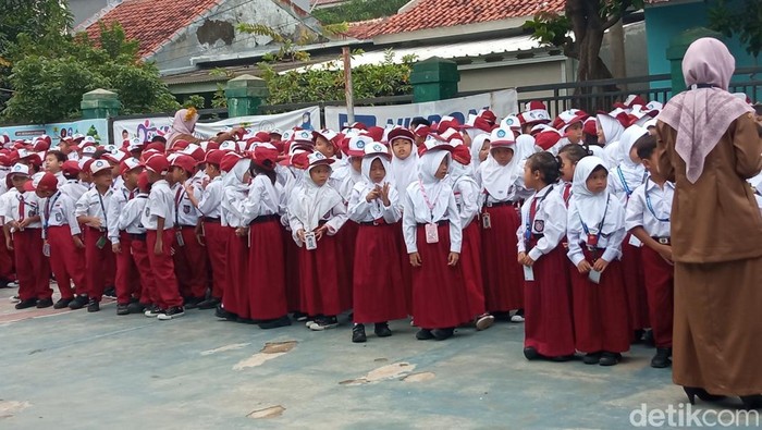 Siswa-siswi SD Negeri Taman Kalijaga Permai, Kota Cirebon, saat melaksanakan upacara di hari pertama masuk sekolah