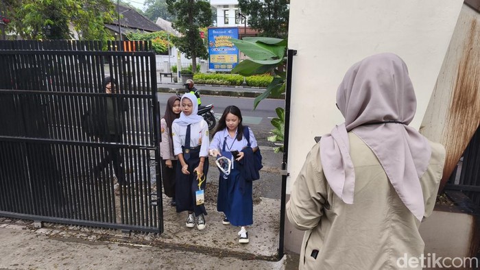 Siswa SMA di Bandung datang terlambat di hari pertama masuk sekolah dengan jadwal pukul 06.30 WIB