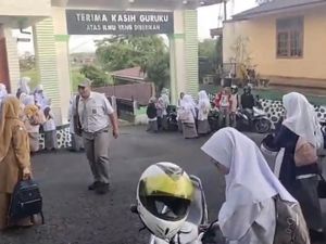 SMA Negeri 5 Bukittinggi Disegel Warga gegara Anak Sekitar Tak Diterima