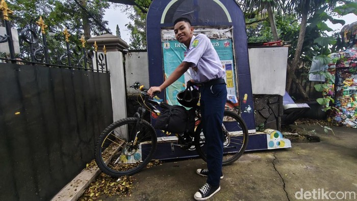 Virgi, siswa baru SMAN 1 Bandung menggunakan sepeda dari rumah menuju ke sekolah. Menembus kemacetan demi mengikuti MPLS.