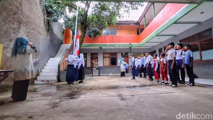 Suasana upacara di Sekolah Menengah Pertama (SMP) Garuda Dayeuhkolot, Jalan Sukabirus, Dayeuhkolot, Kabupaten Bandung, Senin (14/7/2025).