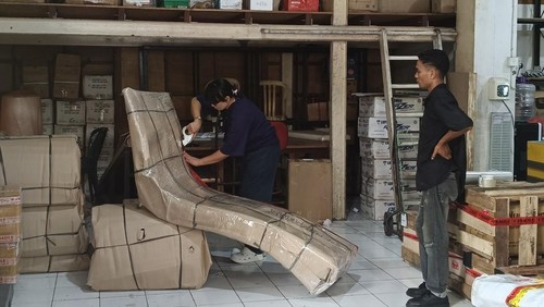 Suasana di JNT Cargo Cabang Gatsu, Denpasar, Bali, Senin (14/7/2025). (Ni Made Lastri Karsiani Putri/detikBali)