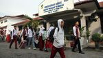 Begini Suasana Hari Pertama Masuk Sekolah di Berbagai Kota