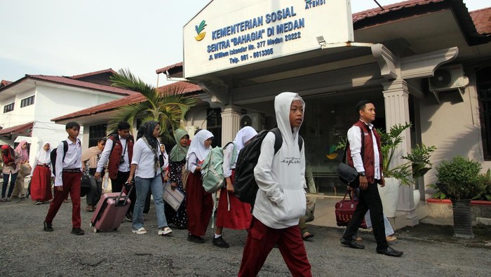 Suasana Hari Pertama Masuk Sekolah di Berbagai Kota Sejumlah siswa SMP berjalan menuju ruangan Sekolah Rakyat, Sentra Bahagia, Medan, Sumatera Utara, Senin (14/7/2025). Sebanyak 100 siswa SMP mulai masuk sekolah dan mengikuti belajar di Sekolah Rakyat Medan.ANTARA FOTO/Yudi Manar/rwa.