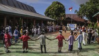 Sejumlah siswa baru membuat lingkaran untuk bermain saat mengikuti Masa Pengenalan Lingkungan Sekolah (MPLS) pada hari pertama masuk sekolah tahun ajaran 2025-2026 di SD Negeri 1 Kota Ternate, Maluku Utara, Senin (14/7/2025). Peserta didik baru mulai mengikuti MPLS untuk mengenal lingkungan sekolah, termasuk fasilitas, program, cara belajar, dan aturan sekolah yang akan dilaksanakan selama empat hari.ANTARA FOTO/Andri Saputra