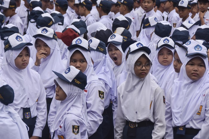 Peserta didik baru mengikuti upacara bendera saat Masa Pengenalan Lingkungan Sekolah (MPLS) di SMP Negeri 1 Ciamis, Kabupaten Ciamis, Jawa Barat, Senin (14/7/2025). Sebanyak 288 peserta didik baru yang terbagi sembilan rombel kelas tahun ajaran 2025/2026 dimulai dengan MPLS selama lima hari untuk mengenalkan lingkungan, tenaga pendidik dan tata tertib kepada siswa baru. ANTARA FOTO/Adeng Bustomi/rwa.