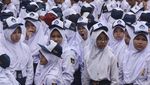 Begini Suasana Hari Pertama Masuk Sekolah di Berbagai Kota
